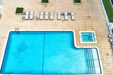 Condo in Surfside, Florida, 2 bedrooms  № 2041318 - photo 5