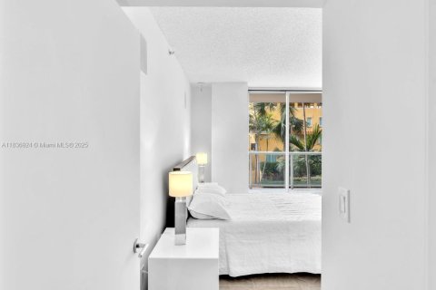 Condo in Surfside, Florida, 2 bedrooms  № 2041318 - photo 23