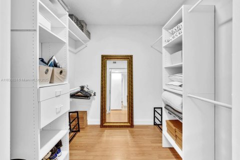 Condo in Surfside, Florida, 2 bedrooms  № 2041318 - photo 18