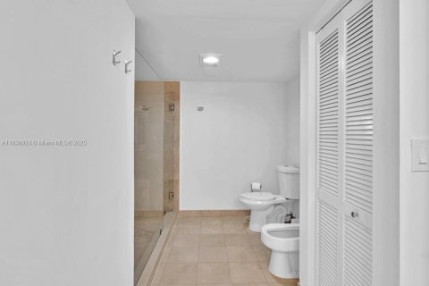 Condo in Surfside, Florida, 2 bedrooms  № 2041318 - photo 28