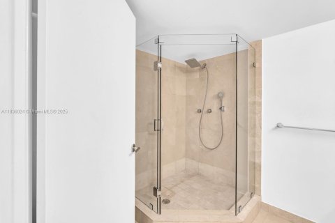 Condo in Surfside, Florida, 2 bedrooms  № 2041318 - photo 19