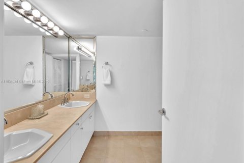 Condo in Surfside, Florida, 2 bedrooms  № 2041318 - photo 29