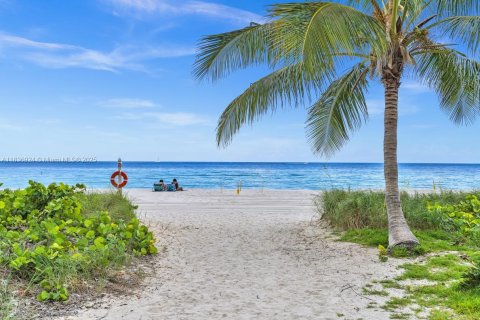 Condo in Surfside, Florida, 2 bedrooms  № 2041318 - photo 4