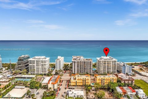 Condo in Surfside, Florida, 2 bedrooms  № 2041318 - photo 12