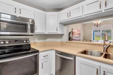 Townhouse in Deerfield Beach, Florida 2 bedrooms, 125.33 sq.m. № 2075912 - photo 20