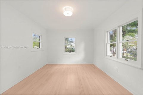 House in Miami, Florida 4 bedrooms, 248.42 sq.m. № 2087074 - photo 17