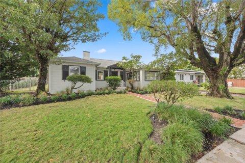House in Miami, Florida 4 bedrooms, 248.42 sq.m. № 2087074 - photo 2