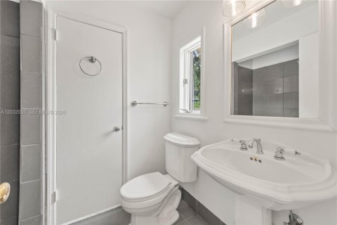 House in Miami, Florida 4 bedrooms, 248.42 sq.m. № 2087074 - photo 20