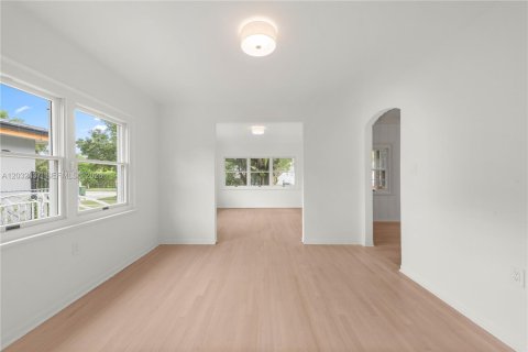 House in Miami, Florida 4 bedrooms, 248.42 sq.m. № 2087074 - photo 26