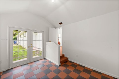 House in Miami, Florida 4 bedrooms, 248.42 sq.m. № 2087074 - photo 12