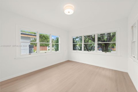 House in Miami, Florida 4 bedrooms, 248.42 sq.m. № 2087074 - photo 27