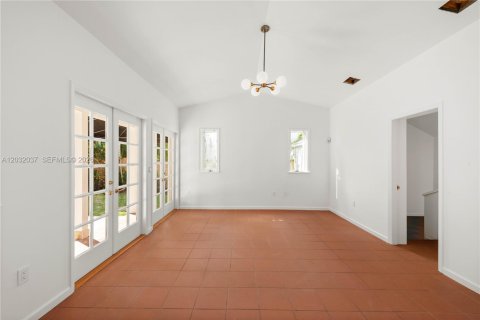 House in Miami, Florida 4 bedrooms, 248.42 sq.m. № 2087074 - photo 10