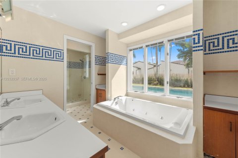 House in Miami, Florida 4 bedrooms, 248.42 sq.m. № 2087074 - photo 14