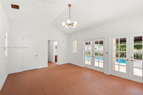 House in Miami, Florida 4 bedrooms, 248.42 sq.m. № 2087074 - photo 11