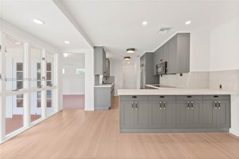 House in Miami, Florida 4 bedrooms, 248.42 sq.m. № 2087074 - photo 22