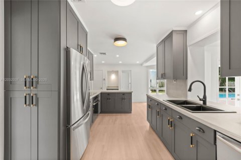 House in Miami, Florida 4 bedrooms, 248.42 sq.m. № 2087074 - photo 25