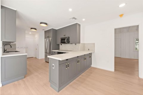House in Miami, Florida 4 bedrooms, 248.42 sq.m. № 2087074 - photo 23