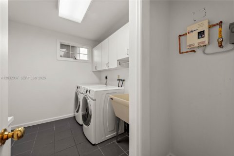 House in Miami, Florida 4 bedrooms, 248.42 sq.m. № 2087074 - photo 15