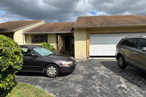 House in Miami, Florida 4 bedrooms, 211.45 sq.m. № 1950768 - photo 1