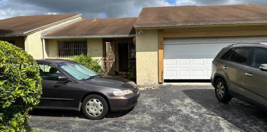 House in Miami, Florida 4 bedrooms, 211.45 sq.m. № 1950768