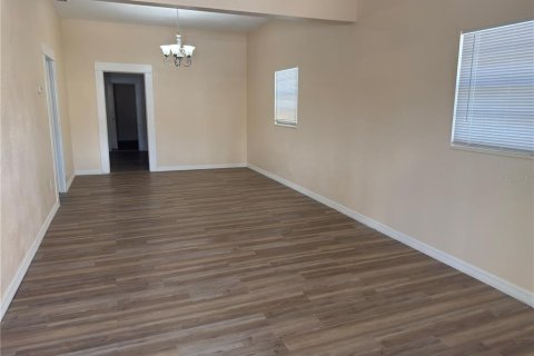 House in Tampa, Florida 3 bedrooms, 109.25 sq.m. № 1908888 - photo 4