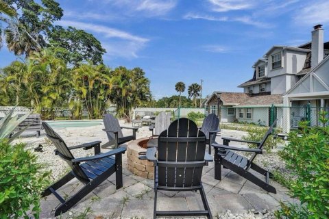 House in Wellington, Florida 5 bedrooms, 316.43 sq.m. № 2055037 - photo 13