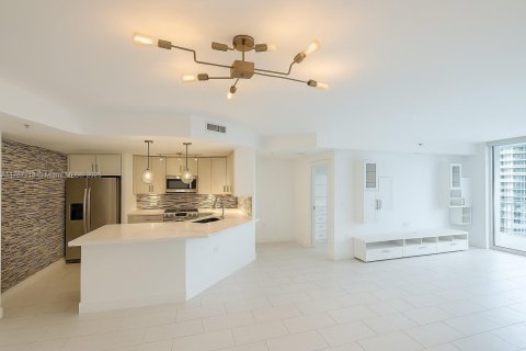 Condo in Miami, Florida, 1 bedroom  № 1713410 - photo 1