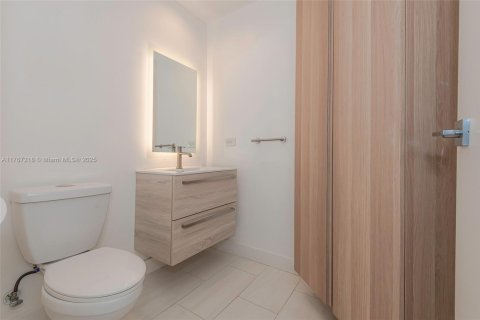 Condo in Miami, Florida, 1 bedroom  № 1713410 - photo 4
