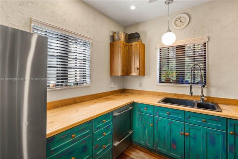 House in Coral Gables, Florida 2 bedrooms, 403.85 sq.m. № 1874973 - photo 15