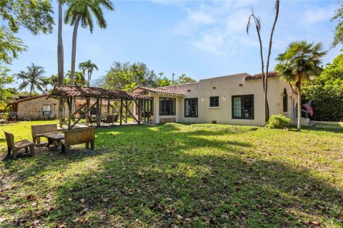 House in Coral Gables, Florida 2 bedrooms, 403.85 sq.m. № 1874973 - photo 27