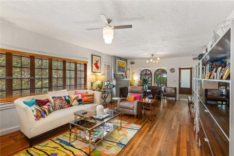 House in Coral Gables, Florida 2 bedrooms, 403.85 sq.m. № 1874973 - photo 2