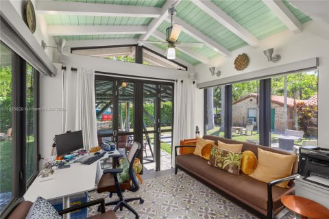 House in Coral Gables, Florida 2 bedrooms, 403.85 sq.m. № 1874973 - photo 9