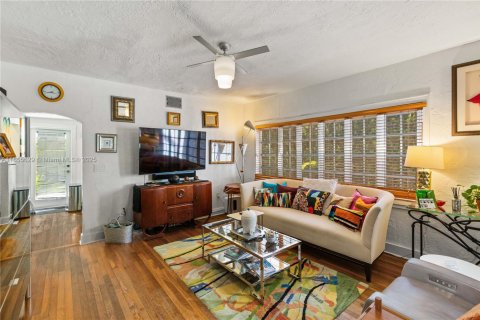 House in Coral Gables, Florida 2 bedrooms, 403.85 sq.m. № 1874973 - photo 3