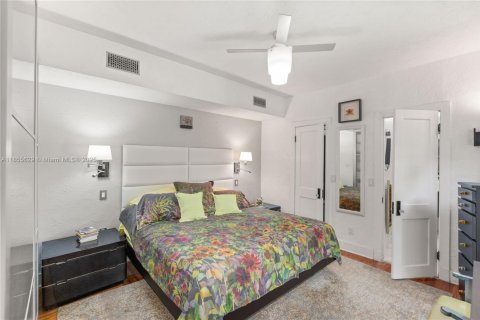 House in Coral Gables, Florida 2 bedrooms, 403.85 sq.m. № 1874973 - photo 11