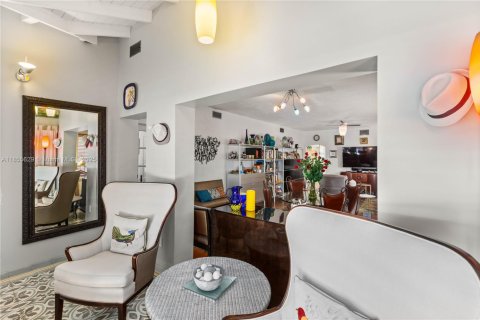 House in Coral Gables, Florida 2 bedrooms, 403.85 sq.m. № 1874973 - photo 5