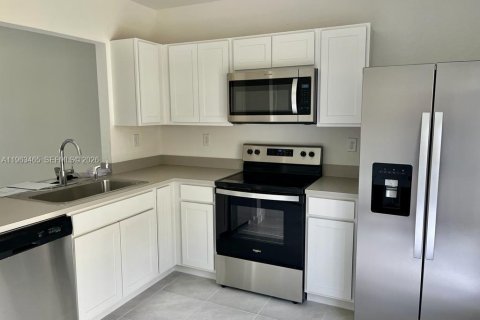 Adosado en alquiler en Florida City, Florida, 2 dormitorios, 112.23 m2 № 2025320 - foto 2