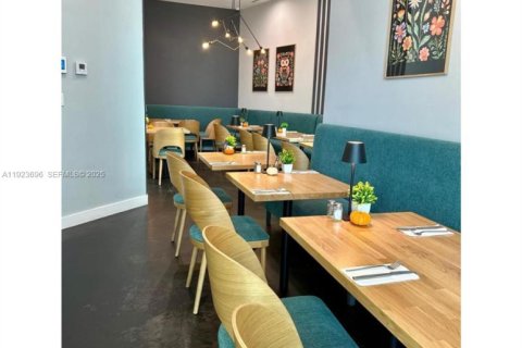 Propiedad comercial en venta en Miami, Florida № 1982300 - foto 5