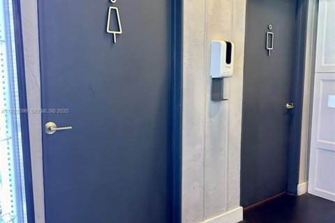 Propiedad comercial en venta en Miami, Florida № 1982300 - foto 7