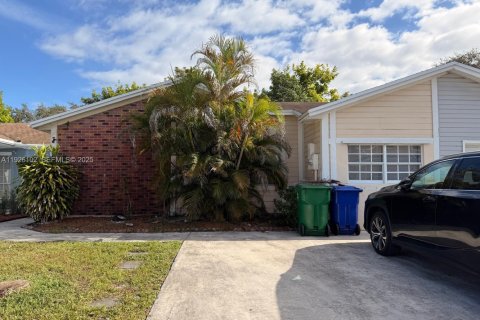 Casa en venta en Miramar, Florida, 2 dormitorios, 133.59 m2 № 1984669 - foto 1