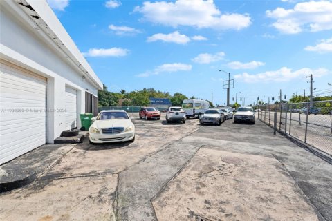Immobilier commercial à vendre à Miami, Floride № 2081768 - photo 2