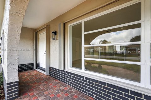 House in Pembroke Pines, Florida 4 bedrooms, 173.26 sq.m. № 1805936 - photo 2