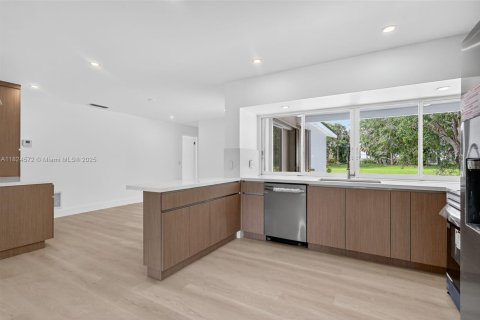 House in Pembroke Pines, Florida 4 bedrooms, 173.26 sq.m. № 1805936 - photo 8