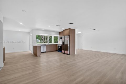 House in Pembroke Pines, Florida 4 bedrooms, 173.26 sq.m. № 1805936 - photo 4