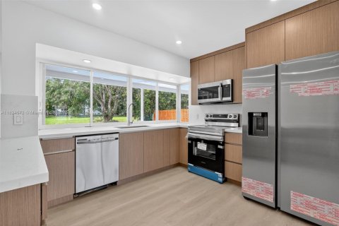 House in Pembroke Pines, Florida 4 bedrooms, 173.26 sq.m. № 1805936 - photo 7
