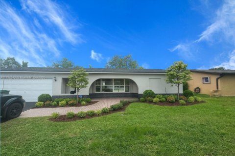 House in Pembroke Pines, Florida 4 bedrooms, 173.26 sq.m. № 1805936 - photo 1