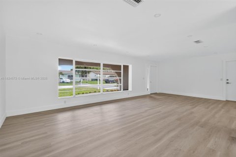 House in Pembroke Pines, Florida 4 bedrooms, 173.26 sq.m. № 1805936 - photo 11