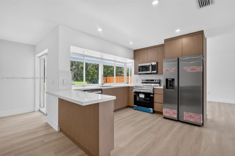 House in Pembroke Pines, Florida 4 bedrooms, 173.26 sq.m. № 1805936 - photo 6