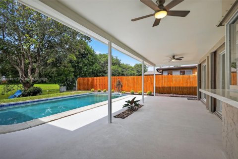 House in Pembroke Pines, Florida 4 bedrooms, 173.26 sq.m. № 1805936 - photo 30