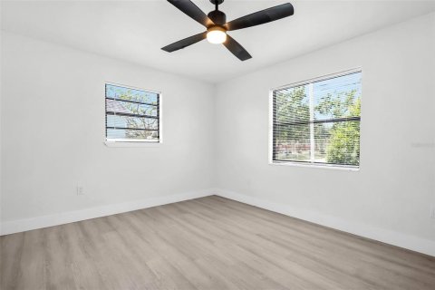 House in Saint Petersburg, Florida 3 bedrooms, 158.4 sq.m. № 2195727 - photo 7