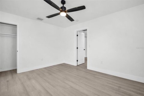 House in Saint Petersburg, Florida 3 bedrooms, 158.4 sq.m. № 2195727 - photo 8